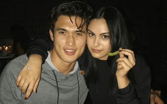 Camila Mendes e Charles Melton, de Riverdale, podem estar namorando, viu?