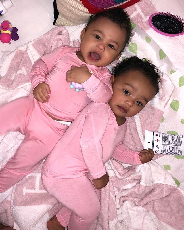 Fofura do dia: Stormi e Chicago com looks combinandinho é muito amor!