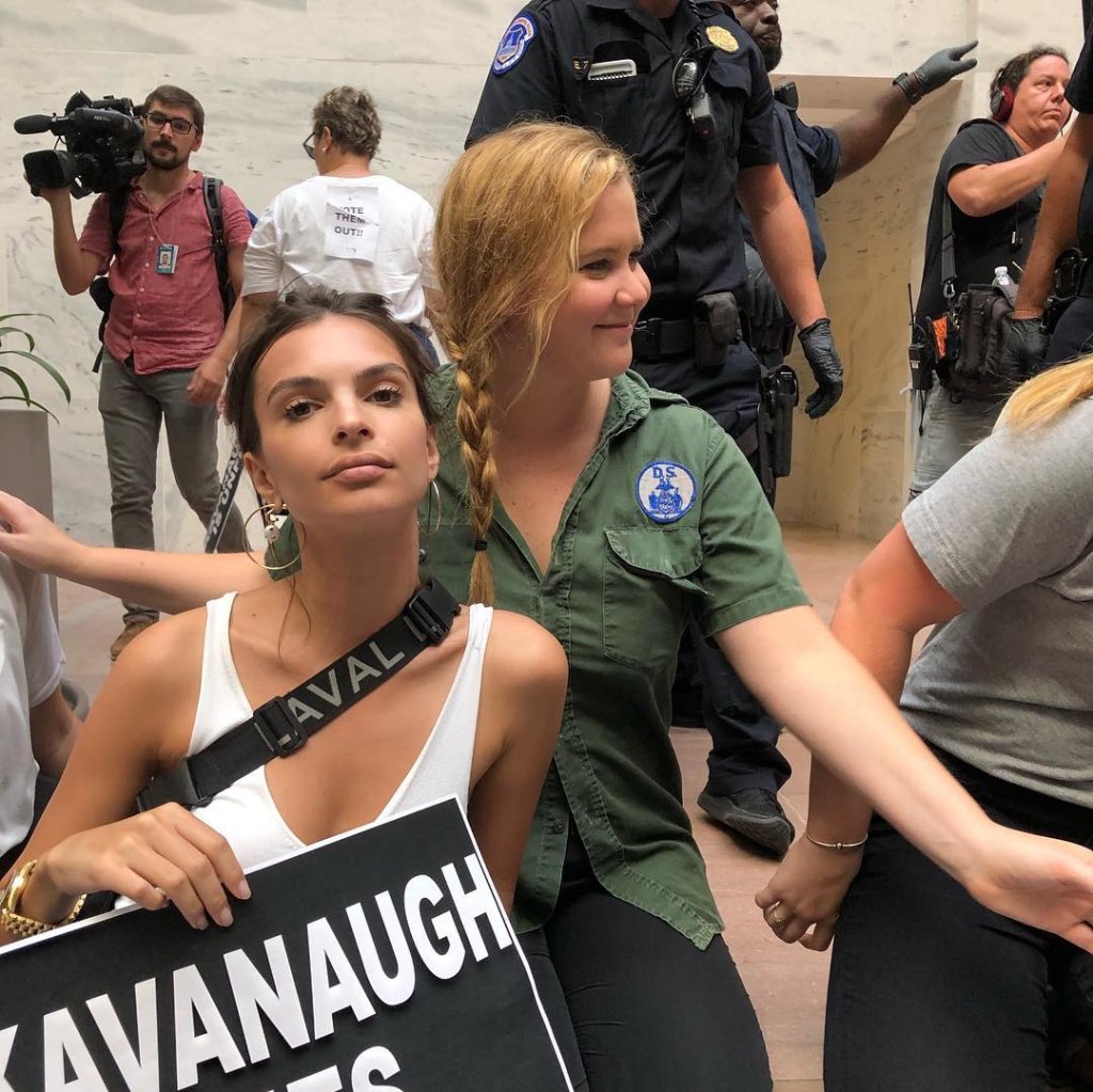 Amy Schumer e Emily Ratajkowski são detidas em protesto nos EUA