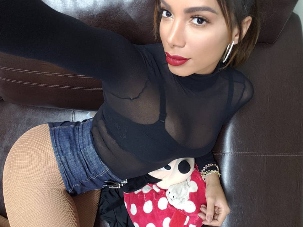 Anitta é comparada a Kim Kardashian ao aparecer com o cabelo diferente