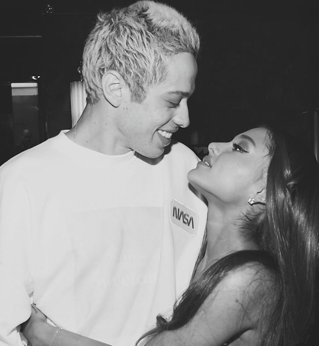 Pete Davidson faz zoeiras sobre término do noivado com Ariana Grande