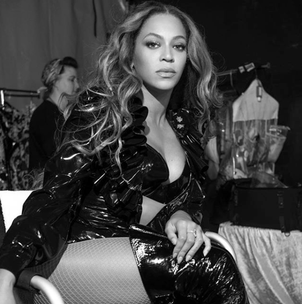 Beyoncé vira super-heroína fashion usando um macacão brilhante com capa