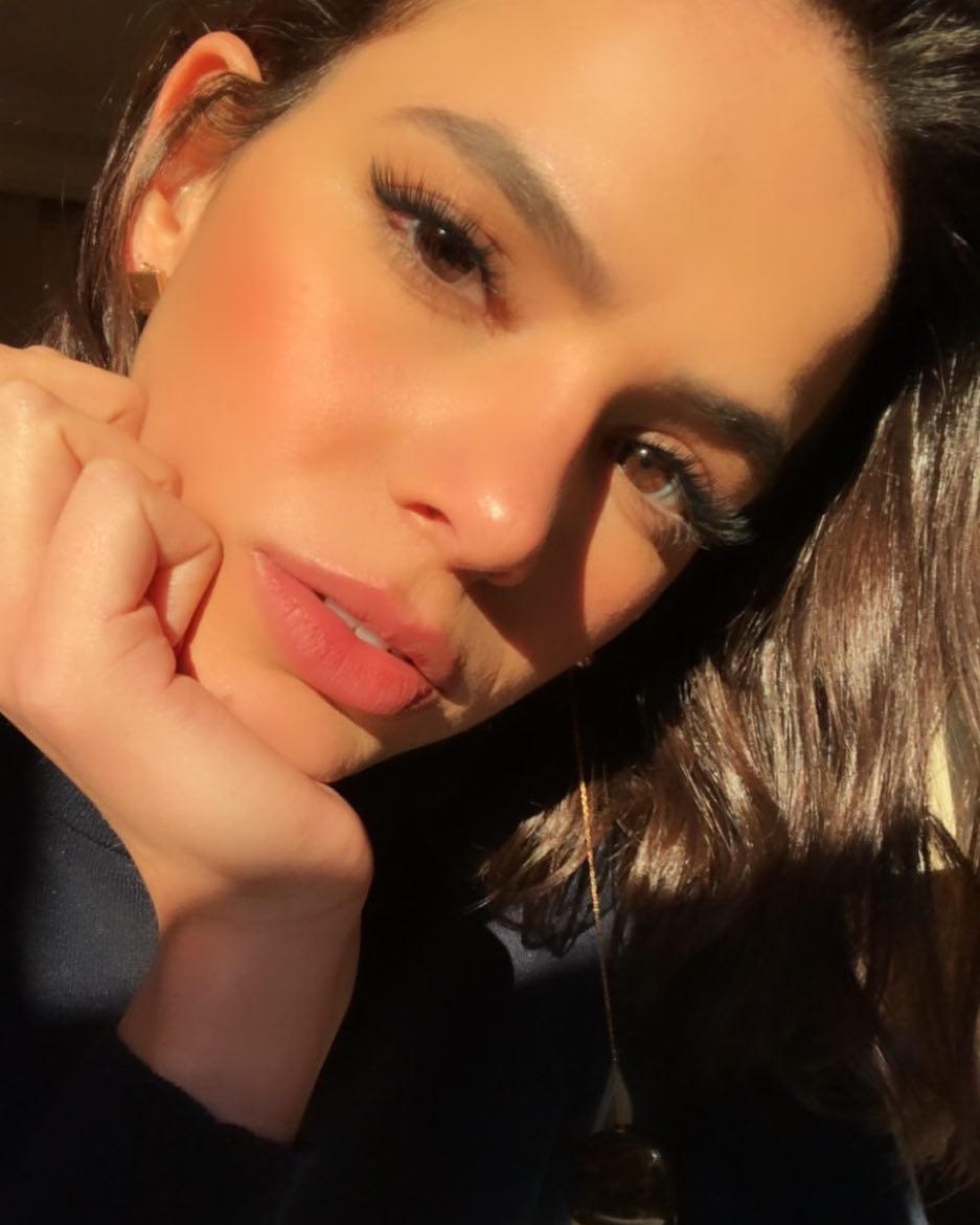 Bruna Marquezine fica impactada com seu make iluminado: “Milagre”