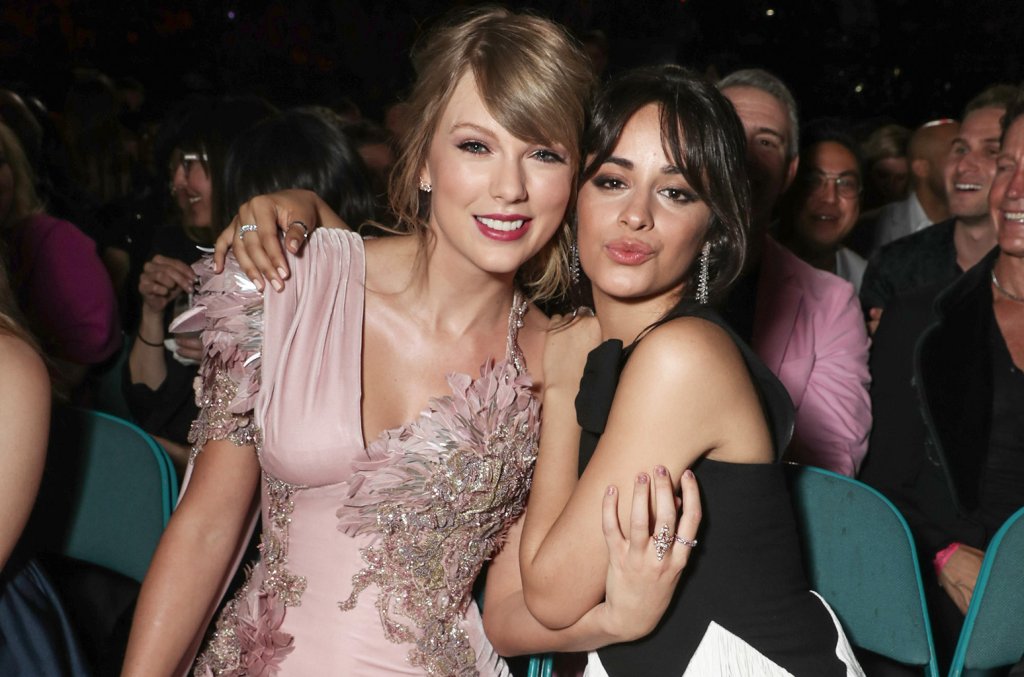 Resumo AMA: Você viu o momento fofo entre Taylor Swift e Camila Cabello?