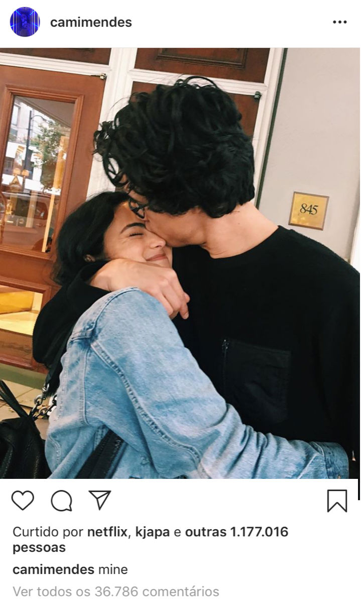 Camila Mendes responde fã que acha que ela não é feliz com Charles Melton