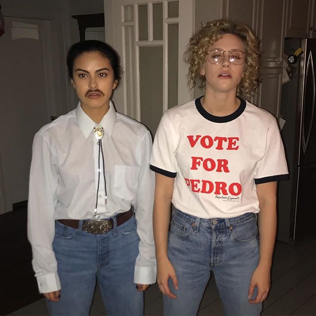 camila-mendes-lili-reinhart Camila e Lili escolheram personagens clássicos do cinema e se jogaram na vibe retrô do filme de comédia, Napoleon Dynamite