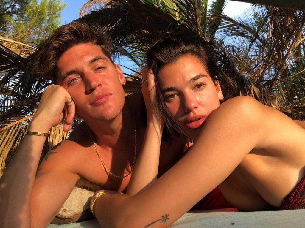 Dua Lipa aparece plena com o boy na Espanha