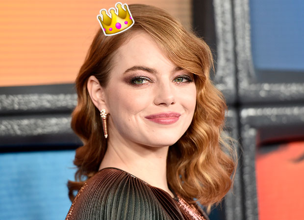 Emma Stone aparece loira e de cabelo curtinho durante gravações de Cruella