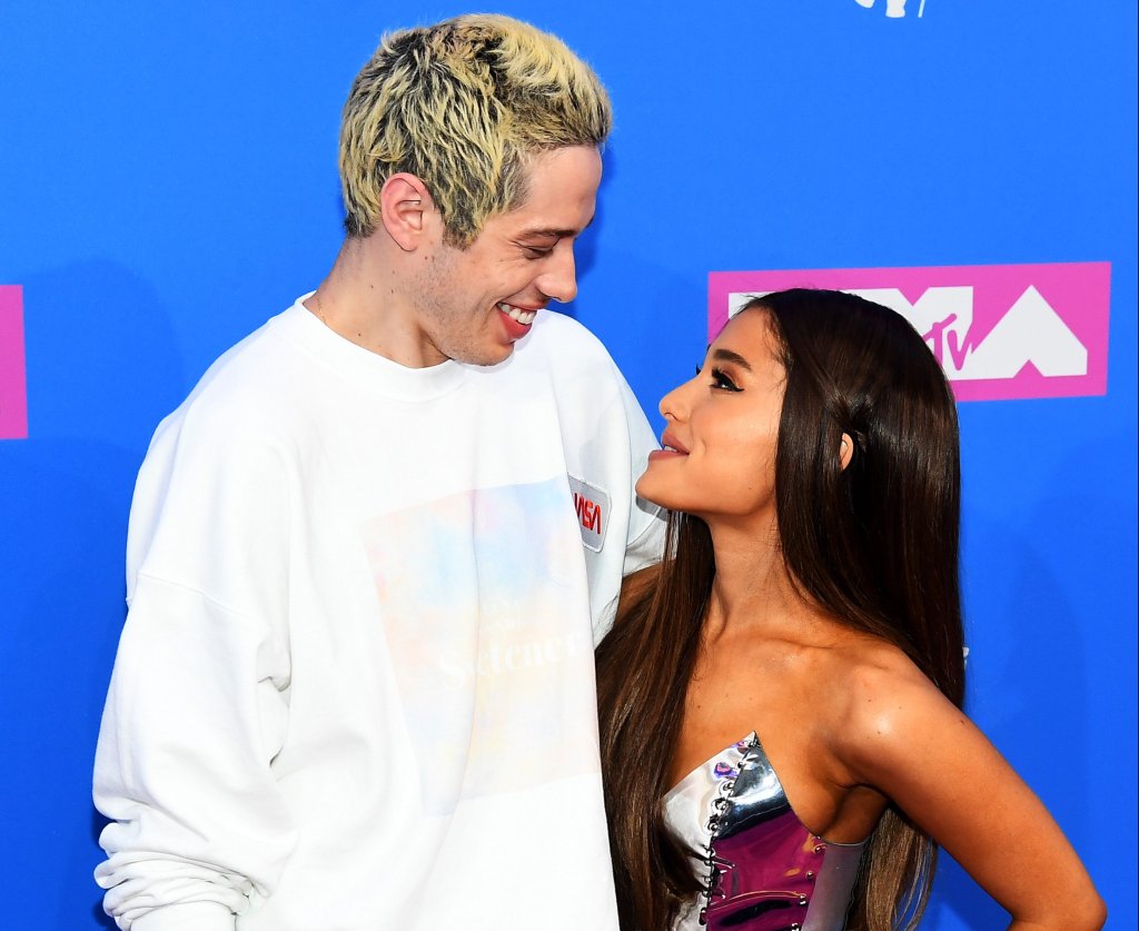 Pete Davidson fala sobre anticoncepcional de Ariana Grande e causa revolta