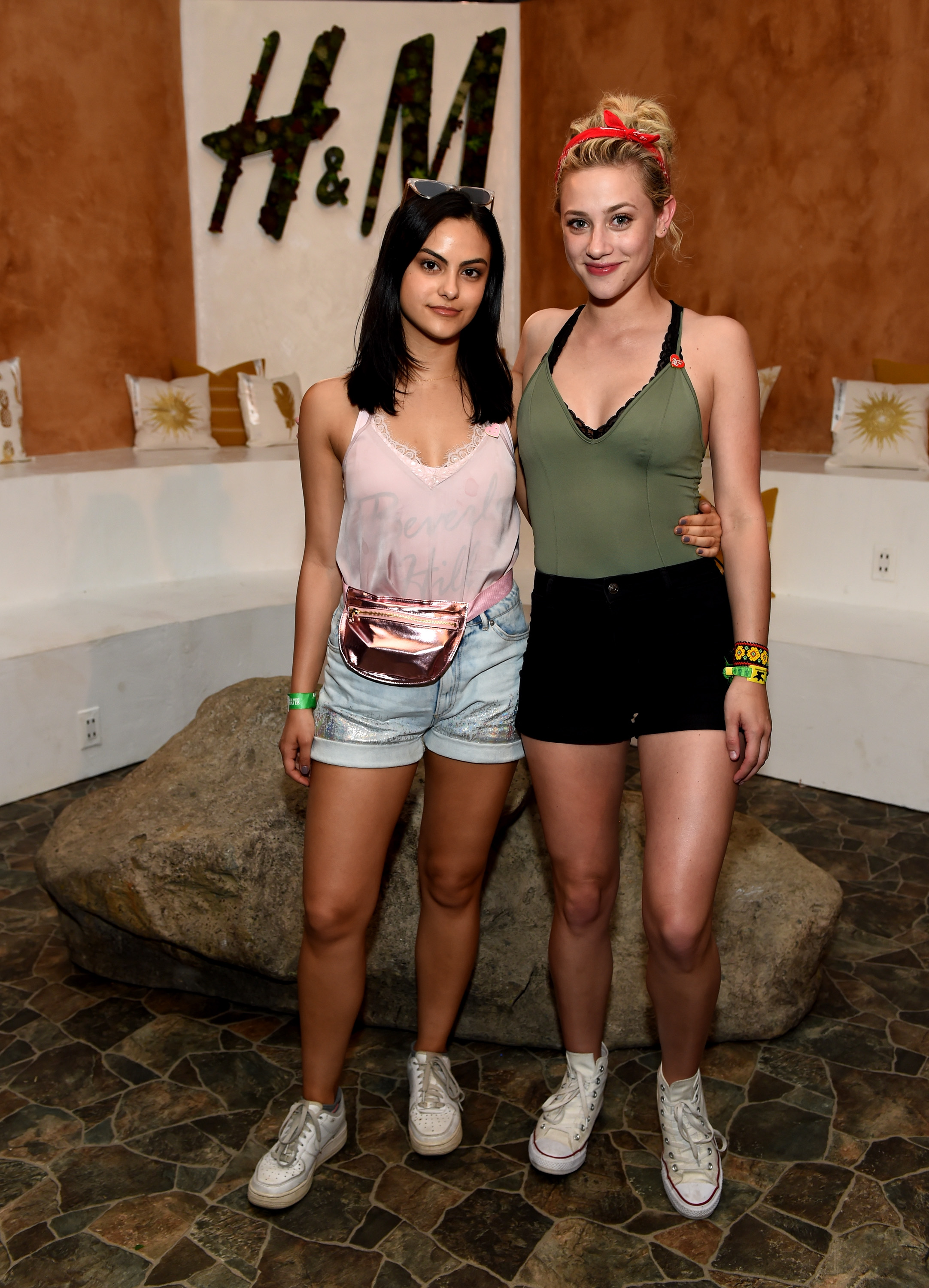 Camila-mendes-lili-reinhart-coachella Camila Mendes e Lili Reinhart no Coachella 2017.