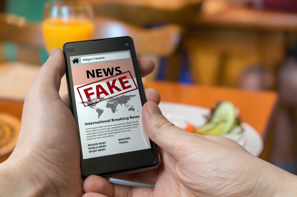 Grupos de família lideram compartilhamentos de fake news por WhatsApp