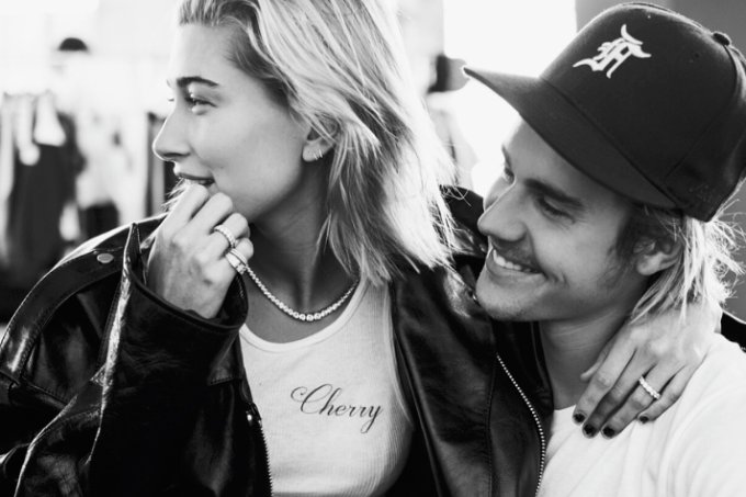 Hailey Bieber já está desfilando seu novo sobrenome até no look!