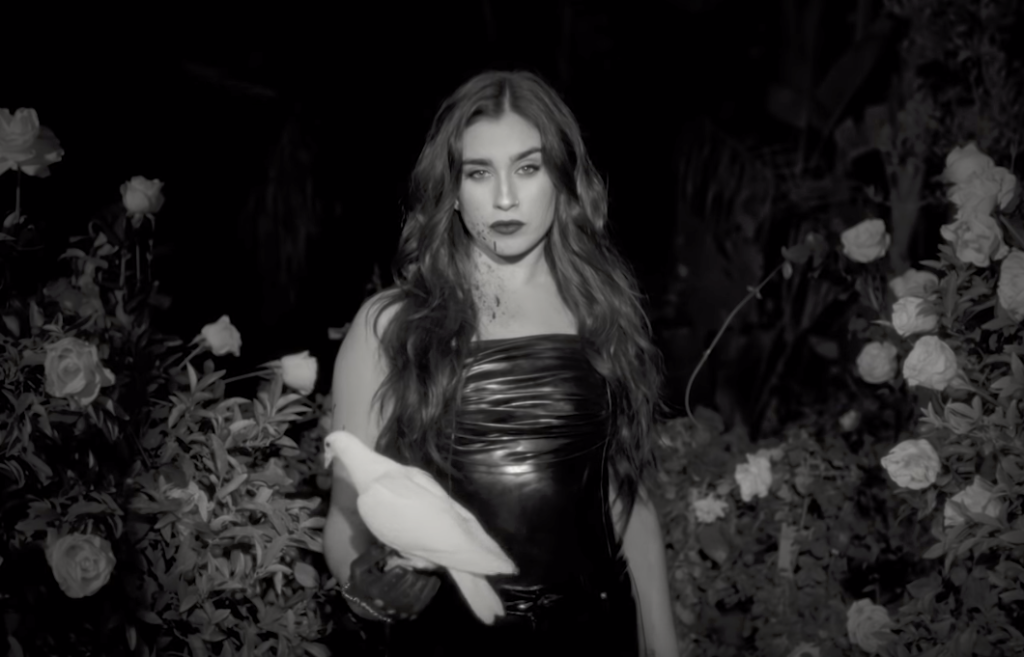 Lauren Jauregui está linda e macabra no clipe de Expectations