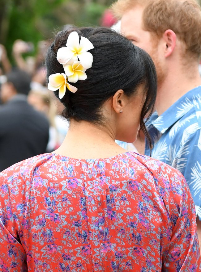 meghan-markle-fiji-coque-flor-cabelo meghan-markle-fiji-coque-flor-cabelo
