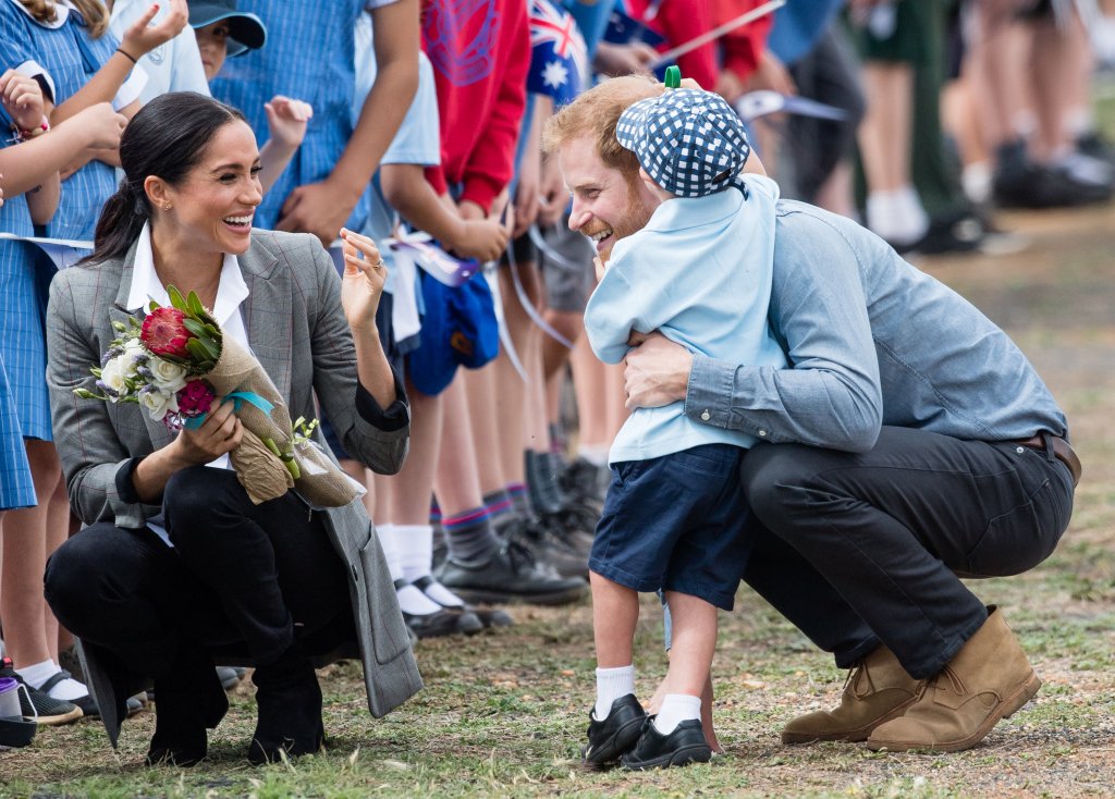 A história fofa por trás do garotinho que abraçou Harry e Meghan Markle