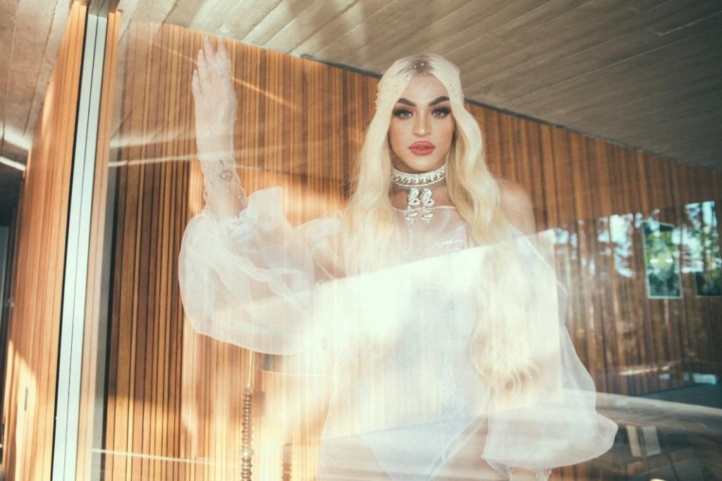 Pabllo Vittar cansou do boy ligando de madrugada no clipe de Disk Me