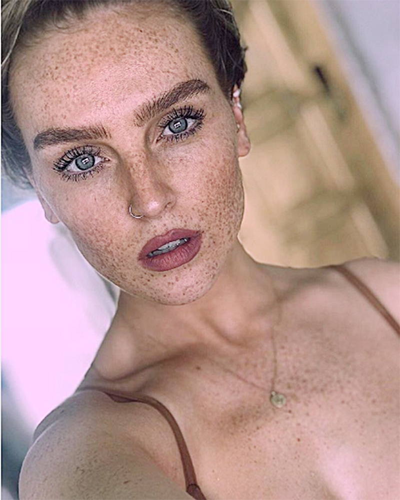 Perrie Edwards conta que não foi fácil aceitar suas sardas