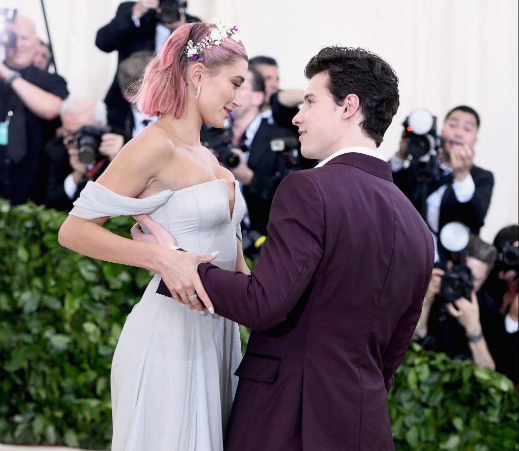 Shawn Mendes ainda espera convite pra casamento de Hailey e Bieber