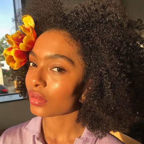 yara-shahidi-acessorio-cabelo-flor yara-shahidi-acessorio-cabelo-flor