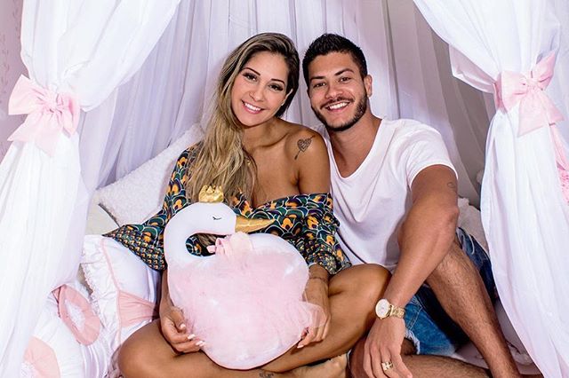 Mayra Cardi revela que Arthur Aguiar queria ter seios por motivo fofinho!