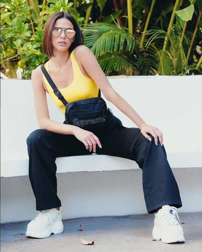 Biquíni? Não! Bru Marquezine usa dad sneaker e casaco oversized na praia