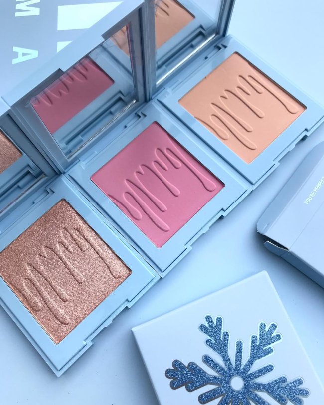 coleção-final-de-ano-kylie-cosmetics-kylie-jenner-blush-iluminador coleção-final-de-ano-kylie-cosmetics-kylie-jenner-blush-iluminador