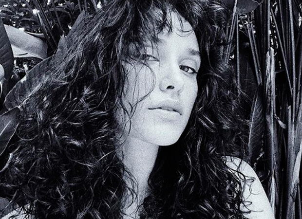 Débora Nascimento revela que sofreu bullying por cabelo cacheado e altura