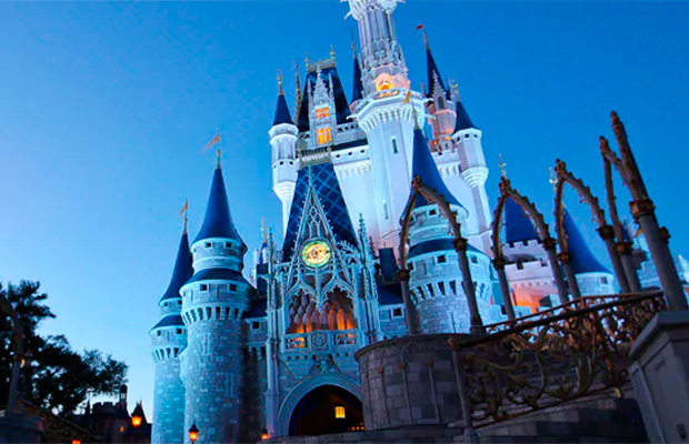 To the infinity… Jogar cinzas de gente morta na Disney é prática comum