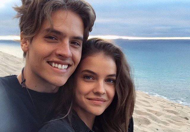 Dylan Sprouse faz surpresa fofíssima para namorada