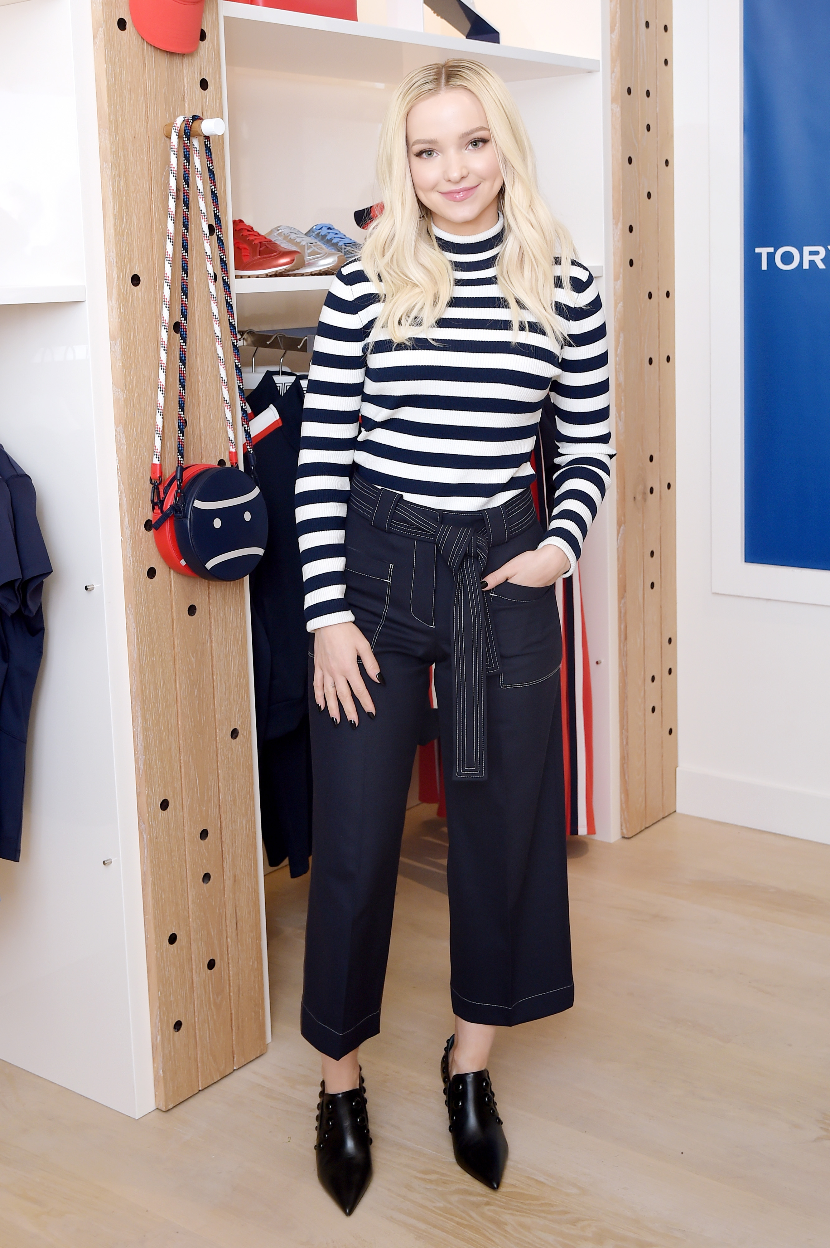dove-cameron-look Inspire-se no look básico e descolado da Dove Cameron.
