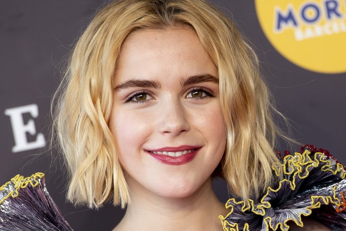 Globo de Ouro: Kiernan Shipka repete vestido que usou há 10 anos