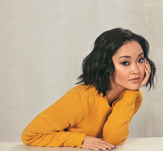 Lana Condor aparece de cabelo rosa pastel. Amamos a transformação!