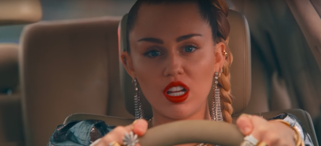 Miley Cyrus é uma fugitiva com fãs no clipe de Nothing Breaks Like a Heart