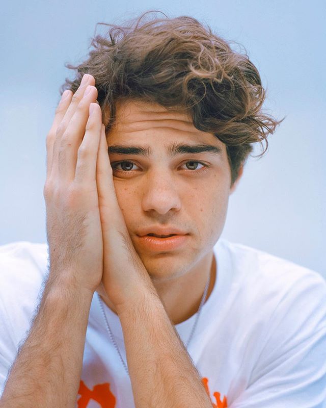 Noah Centineo comenta uso de drogas no passado: “Eu estava muito triste”