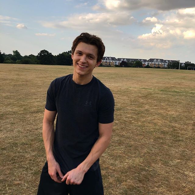 Tom Holland mostra que tem mesmo superpoderes ao postar vídeo na piscina