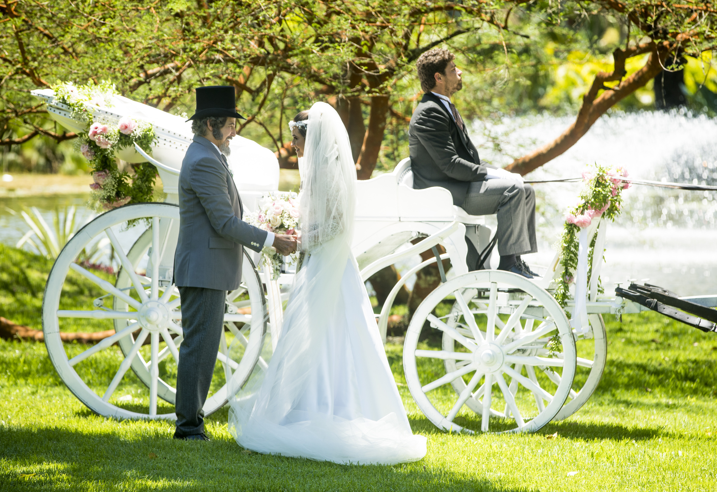 Marocas (Juliana Paiva) chega para o casamento com Samuca (Nicolas Prattes) acompanhada do pai, Dom Sabino (Edson Celulari).