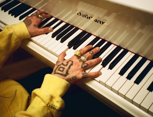 Ariana Grande homenageia Mac Miller e apaga foto em seguida