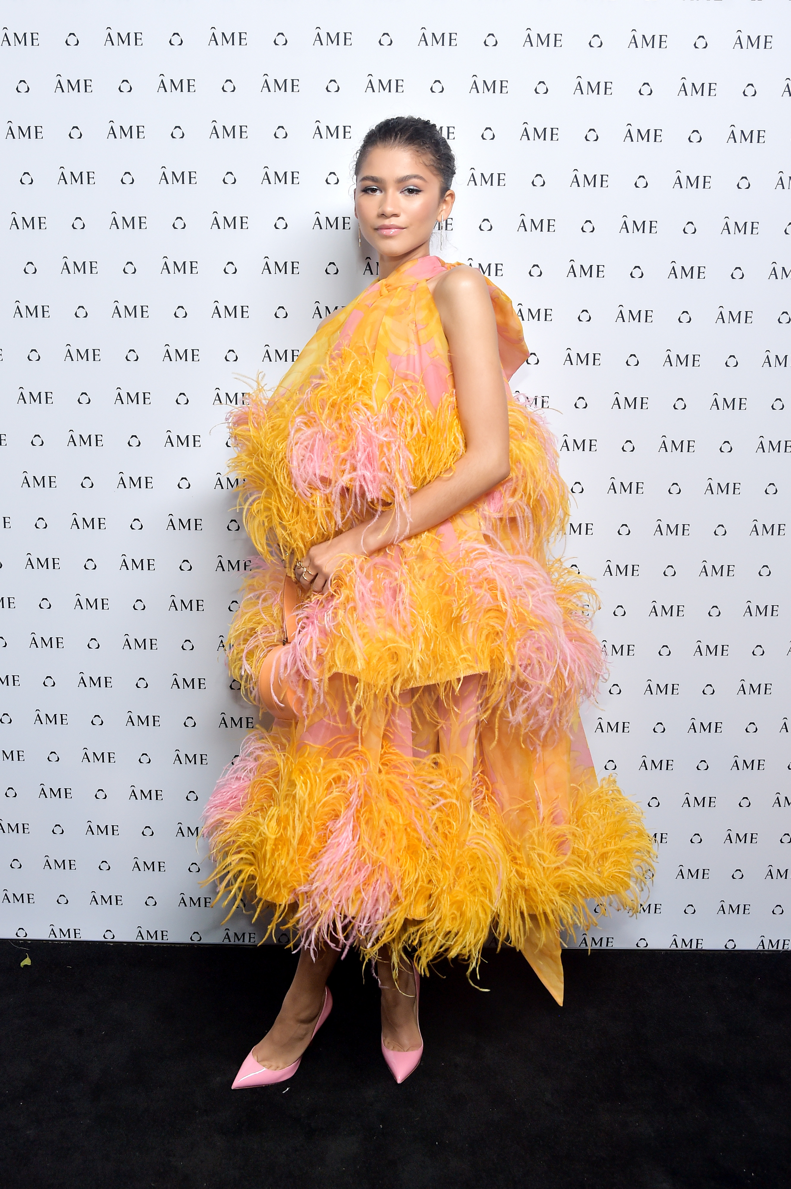 zendaya-vestido-plumas Zendaya usando um vestido do estilista Marc Jacobs.