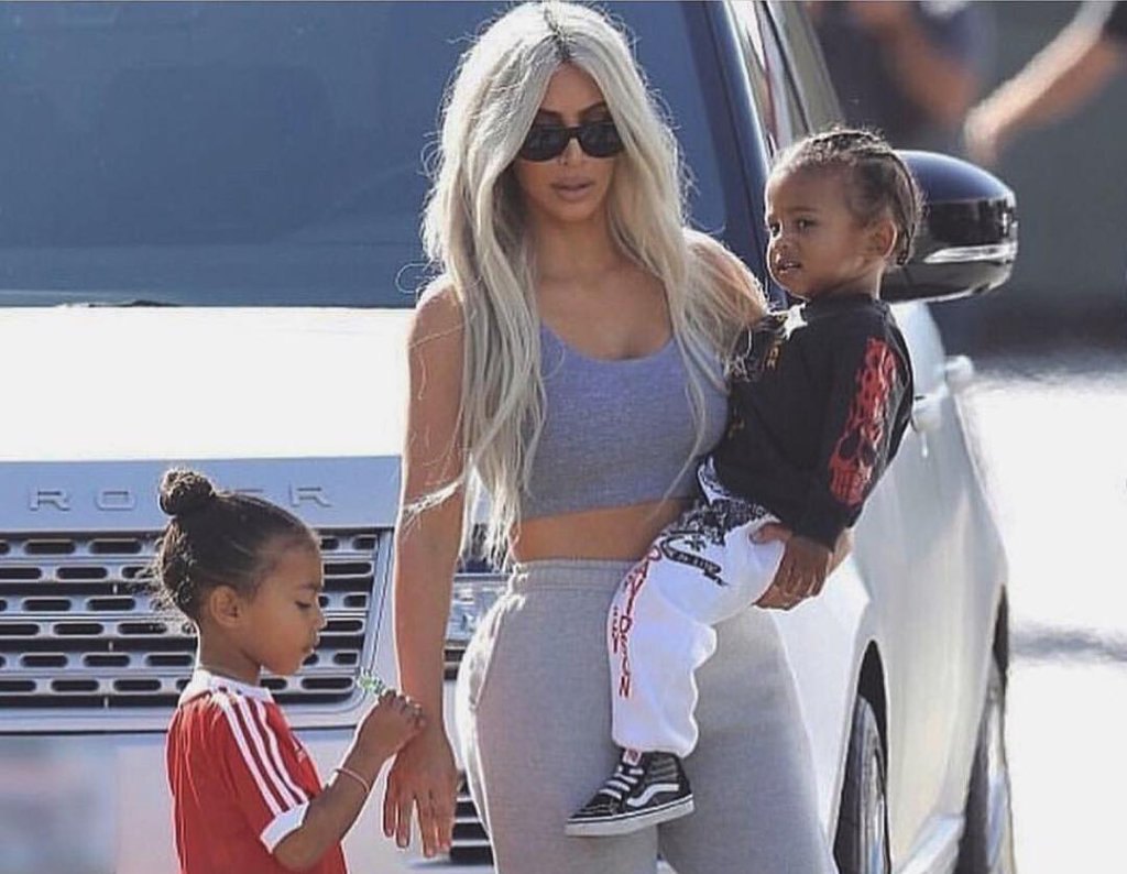 10 vezes que as Kardashian e seus filhos se vestiram combinando