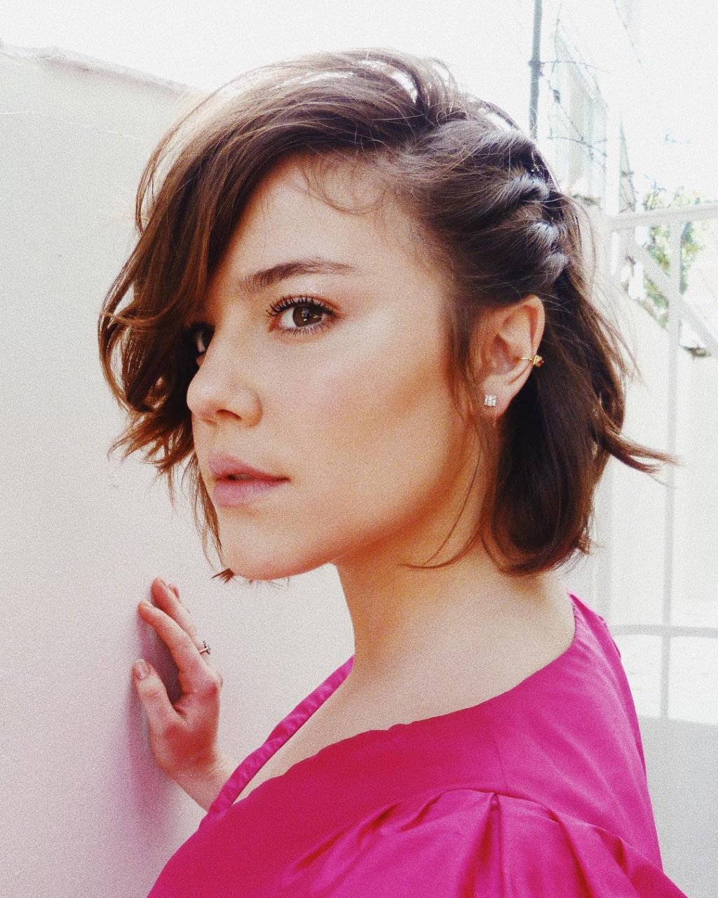 Seguidora diz que look de Alice Wegmann a deixou “cheinha” e atriz rebate