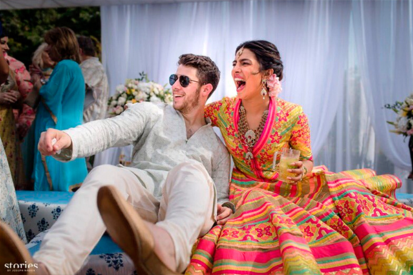 Que produção! Priyanka Chopra estava radiante em seu 1º dia de casamento