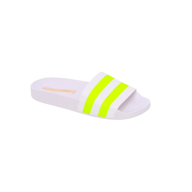 Chinelo slide Moleca na C&A (R$ 59*). Chinelo slide Moleca na C&A (R$ 59*).
