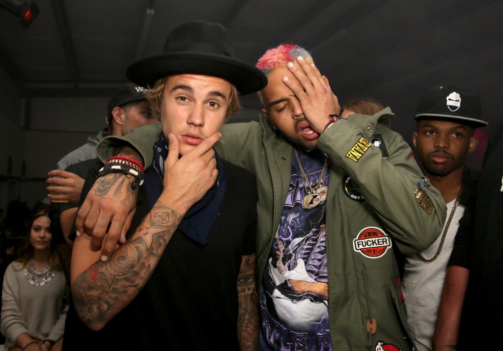 Justin Bieber defende Chris Brown após acusações de estupro e é massacrado