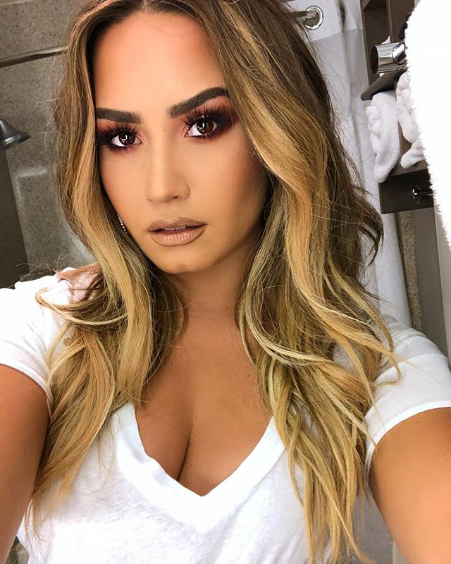 Demi Lovato faz tatuagem após comemorar 6 meses de sobriedade