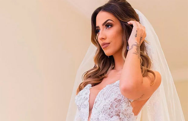 Gabi Brandt se casa no Rio com vestido cheio de cristais e cauda removível