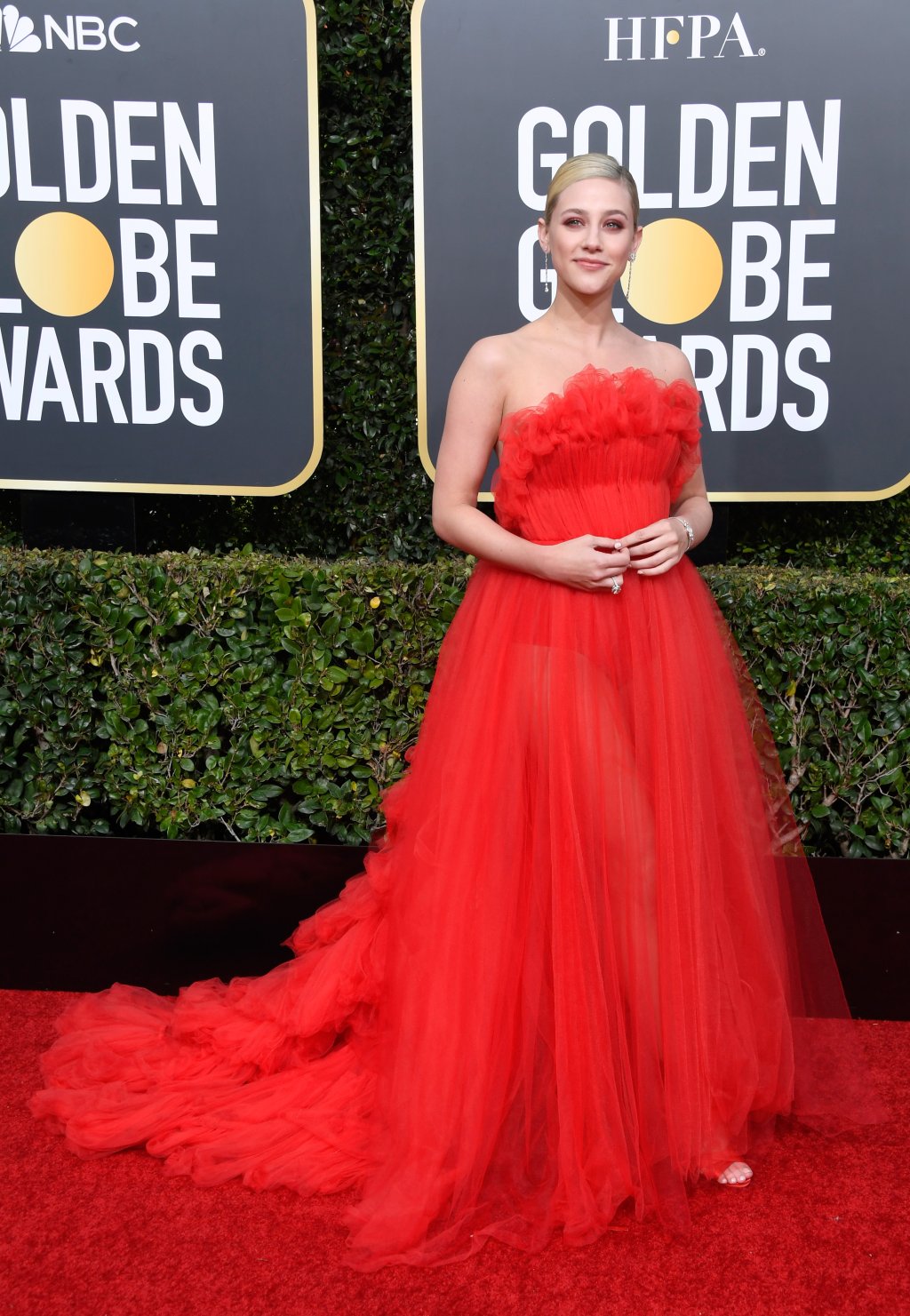 Look do Dia: Lili Reinhart ficou uma diva com este vestido vermelho