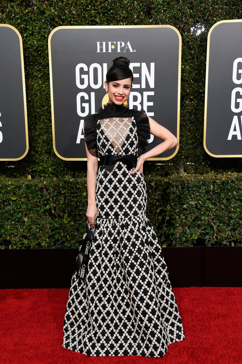 Look da Sofia Carson no Globo de Ouro tinha uma mensagem especial