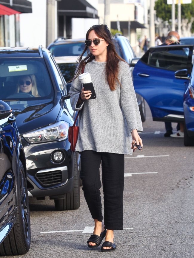 dakota-johnson Dakota Johnson aposta no conforto para seus looks de street style.