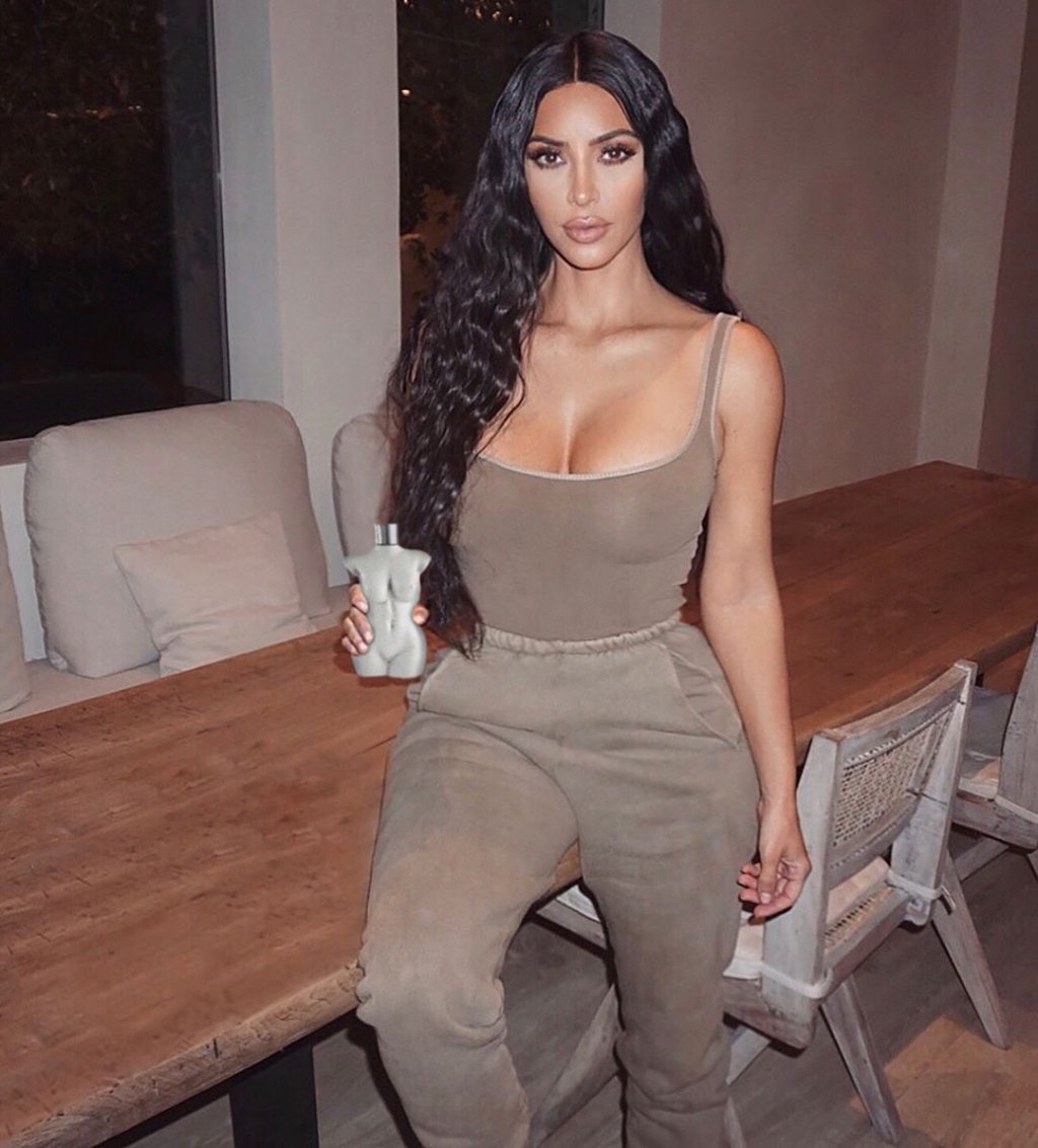 Kim Kardashian aposta em novo visual para campanha da KKW Beauty