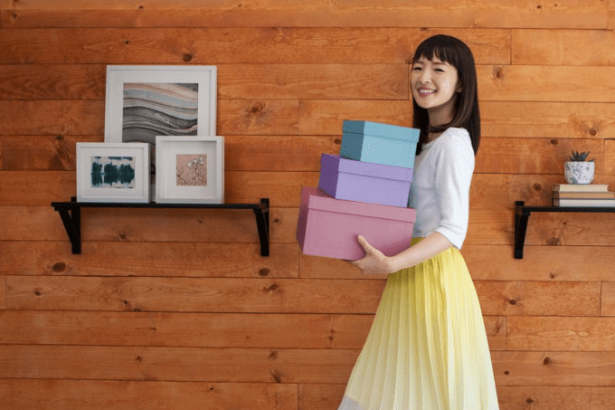 4 dicas da Marie Kondo para deixar seu guarda-roupa organizado